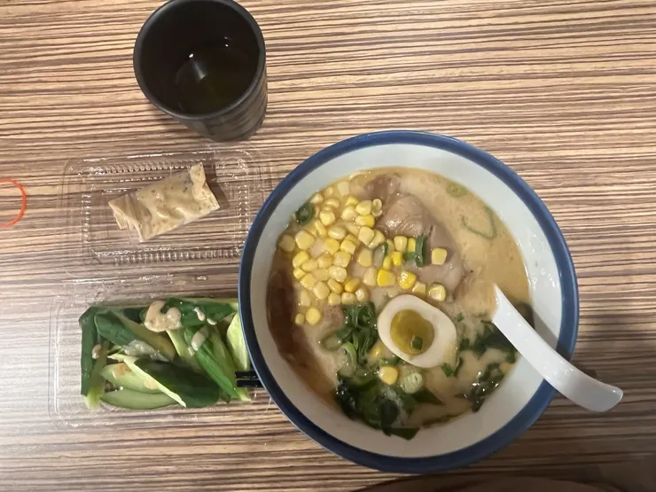 作者拍攝的黑蒜豚骨拉麵與涼拌小黃瓜