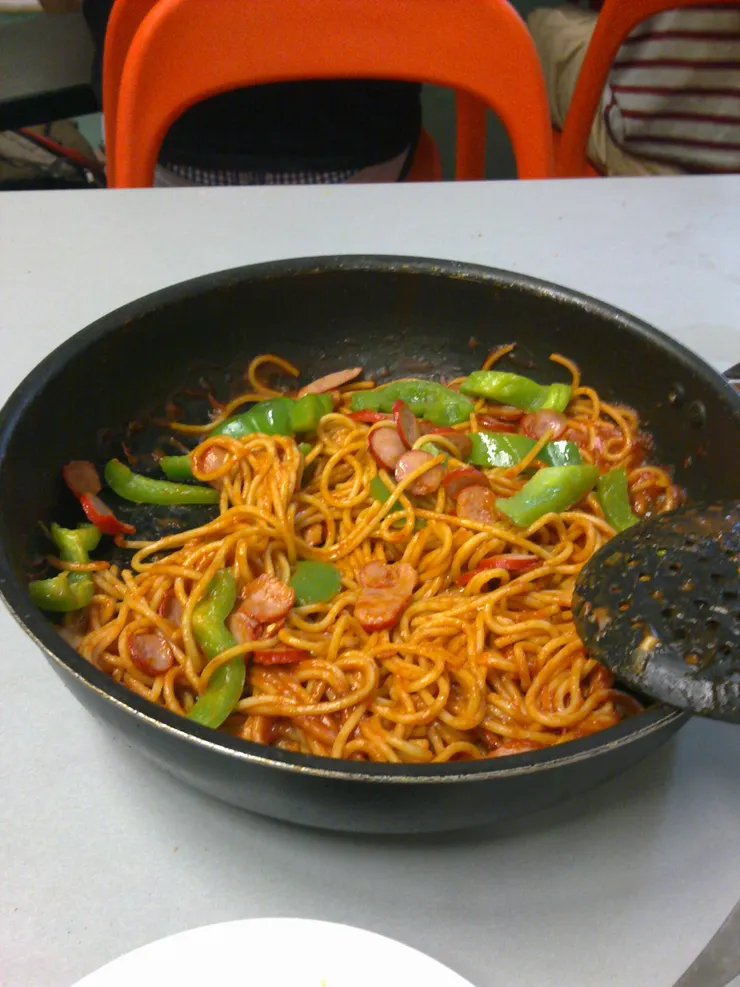 沒錢就吃義大利麵! 因為義大利麵大包又便宜,番茄醬料罐頭也便宜,可以煮很多餐,平均煮一餐花1~2澳幣