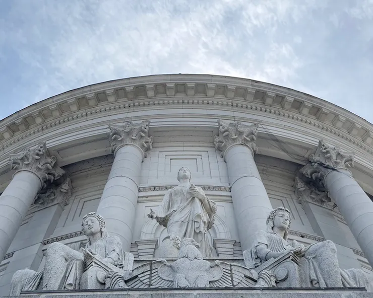 屋頂的精緻雕像