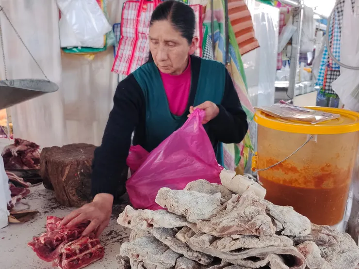 肉攤，有生鮮的，也有烘乾或醃製的。