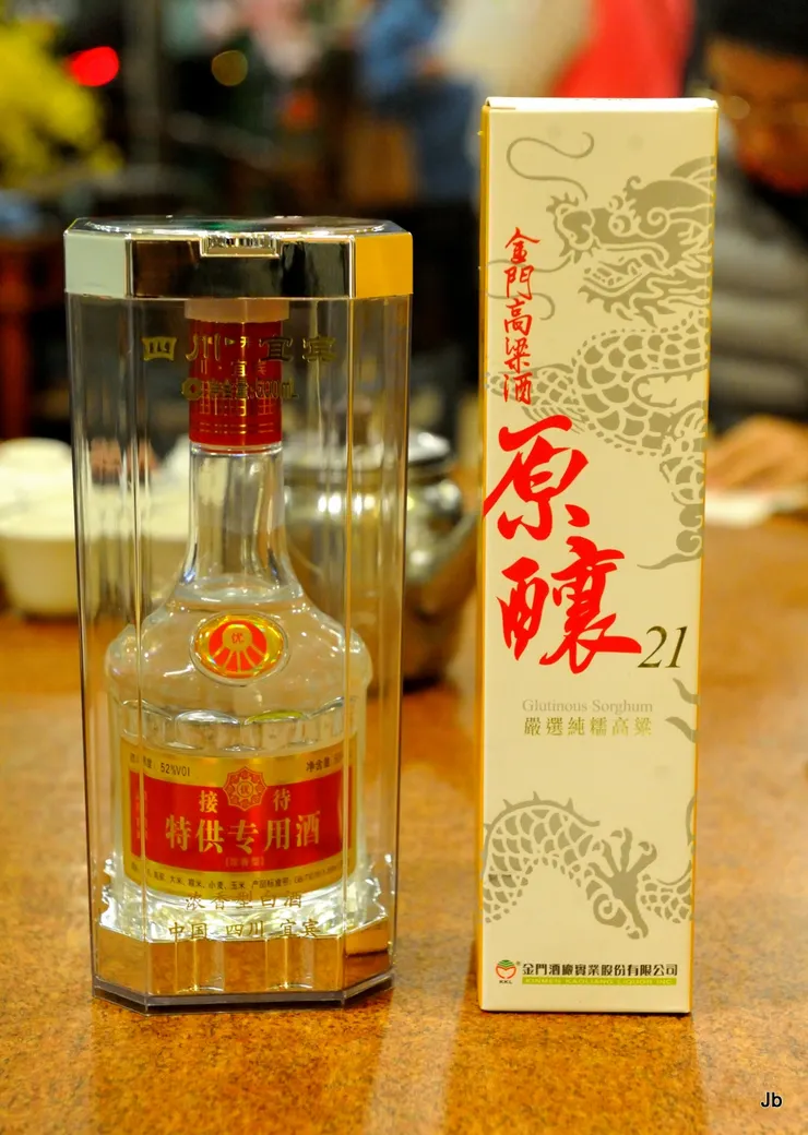 這次月悅酩主題酒為圖左的五糧液,特供專用,好喝!圖右原釀,後來没喝完。