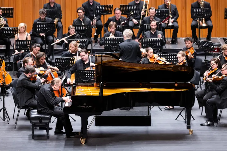 新濠博亞娛樂呈獻《米哈伊爾．柏尼夫與拉赫曼尼諾夫國際管弦樂團》