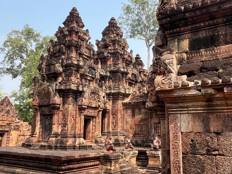 柬埔寨吳哥古蹟園區的女皇宮 (Banteay Srei) ,吳哥古蹟園區於1992年登錄為世界文化遺產,吳哥窟亦為世界七大奇蹟之一。
