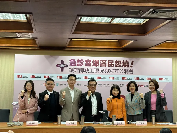 （由左至右）1111人力銀行發言人曾仲薇、立委黃健豪、立委廖偉翔、立委林國成、立委陳昭姿、立委王育敏和立委陳菁徽，共同參與護理師缺工公聽會。（圖／1111人力銀行提供）