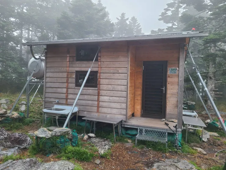 磐石山屋，小木屋很有質感