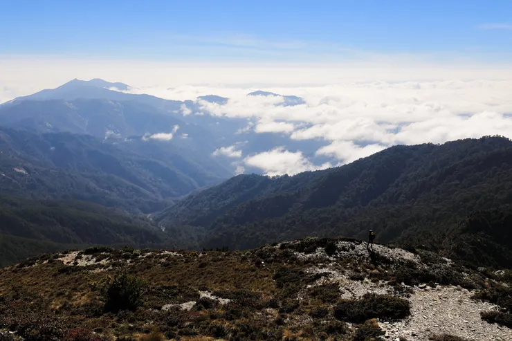 卑南主山旁小山頭，鳥瞰鹿野溪流域。右側就是我們順著上卑南主山南峰的稜線，左上角遠方則是卑南東稜霸主美奈田主山與佐美姬山。