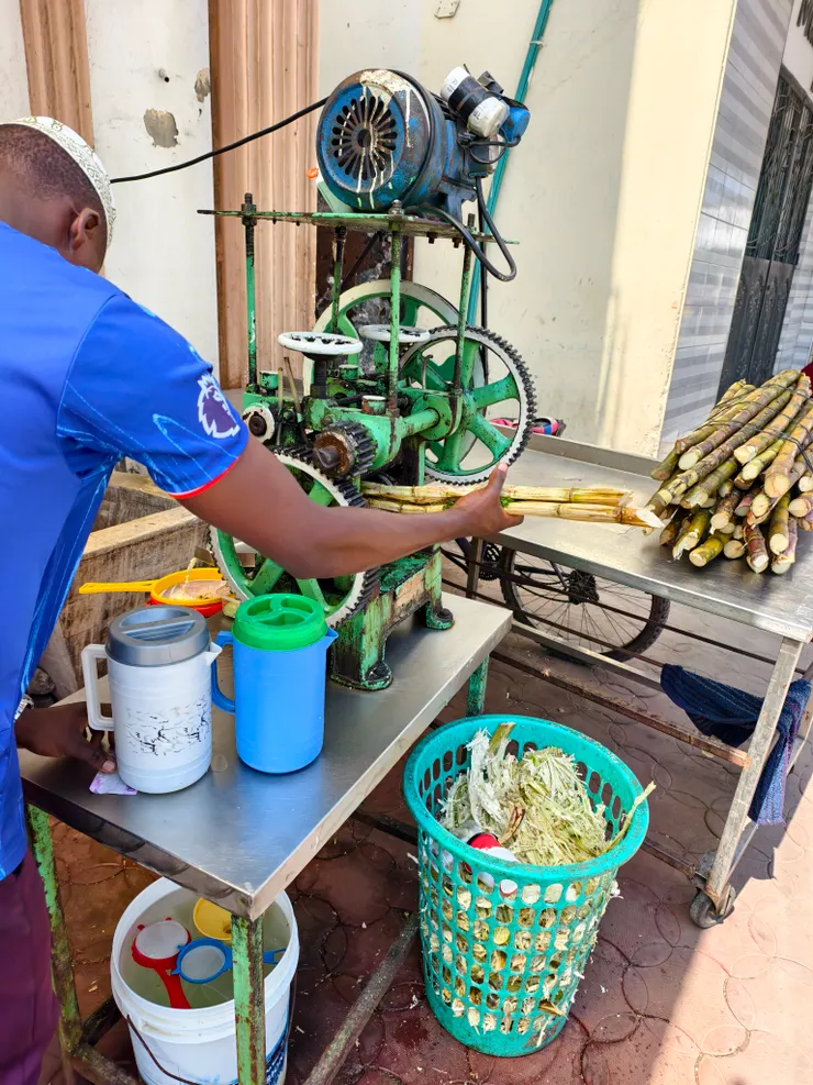 沒有手搖飲料，蔬果店有賣現打果汁，路邊也有現榨甘蔗汁，榨好還會加檸檬汁。Samira 問我要不要喝，我說，我不渴，我請她喝，其實我是.......