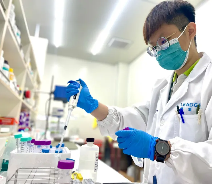 圖說：以前檢測親蛋白尿毒素「硫酸吲哚酚」，需仰賴質譜儀等高規格儀器，導致無法普及，如今有更快速方便的檢驗方式，協助腎友評估照護策略。（資料來源：偉喬生醫）