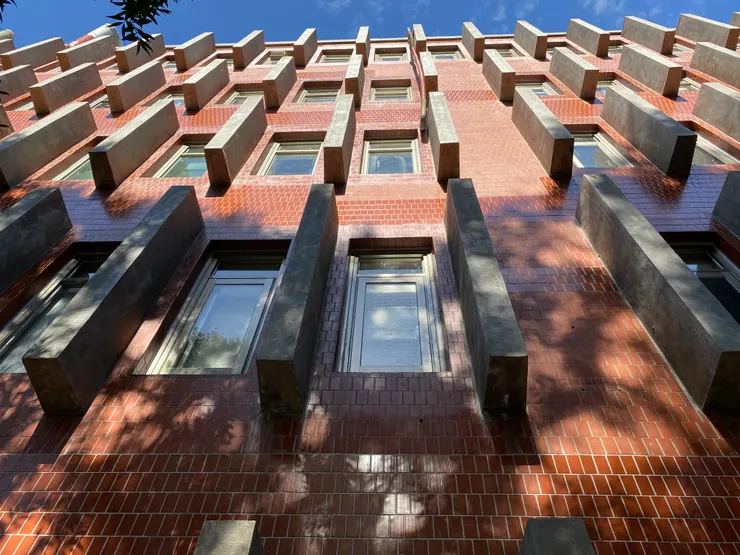 垂直的律動線條，帶有王大閎的火箭升空想像