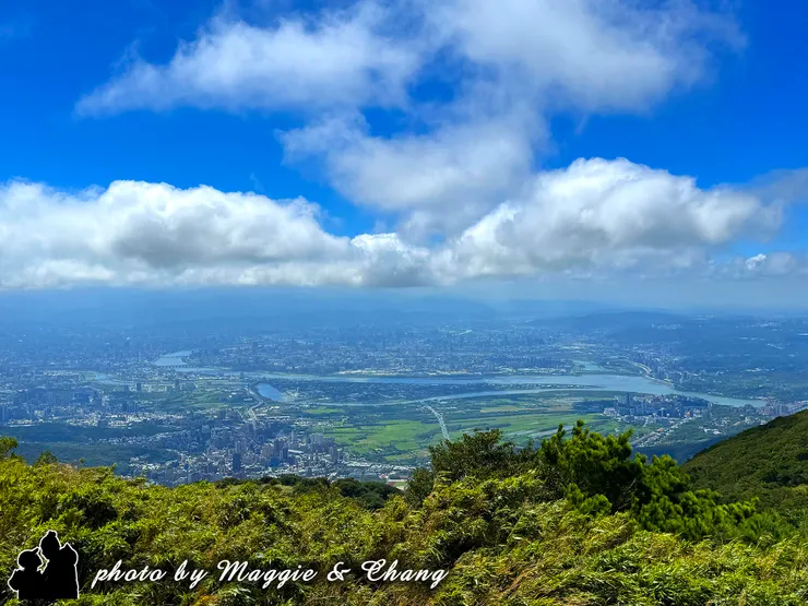 登頂的那一瞬間,大家臉上都寫著「成就感」。 站在山頂風口,風大得幾乎吹亂帽子, 但那視野真的值得——遠望整片淡水及台北盆地 ,雲海翻湧,山巒層層,像一幅動態的風景畫。
