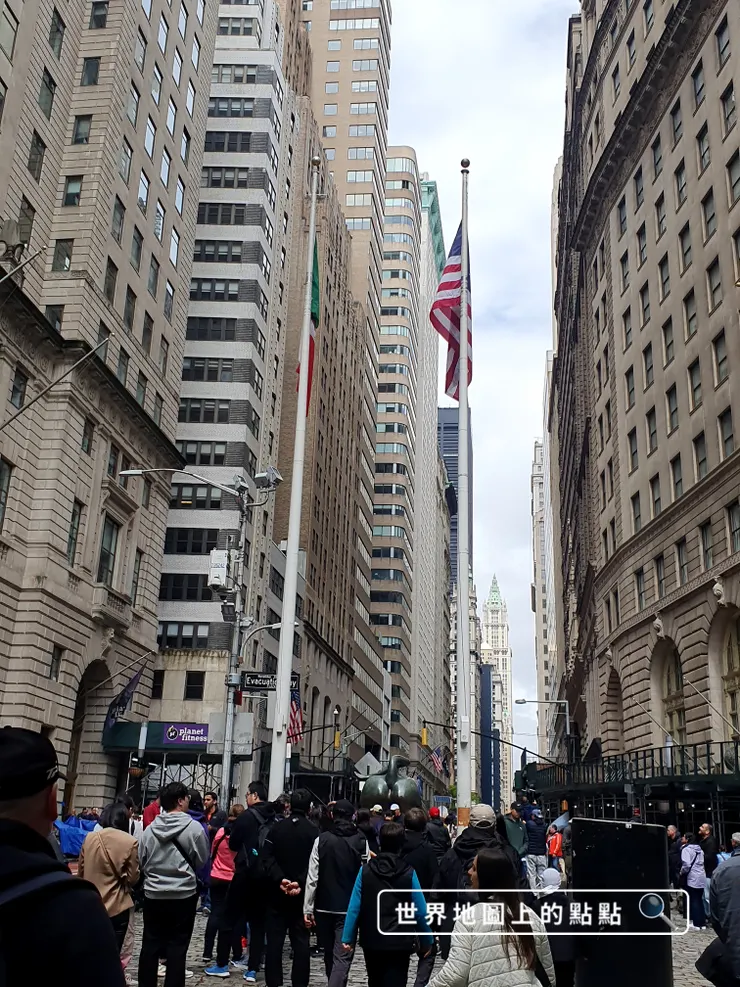 華爾街銅牛身後排隊人潮踴躍