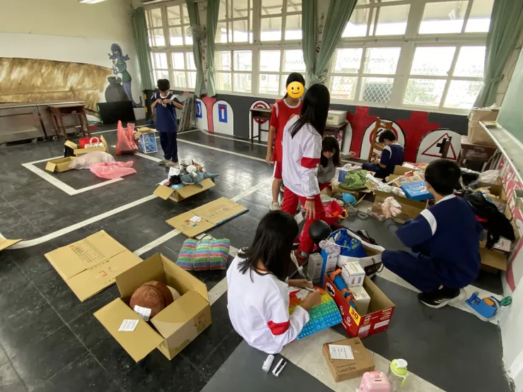 為了當天能一起順心做愛心，孩子們每天分組分工輪流整理物資❤️