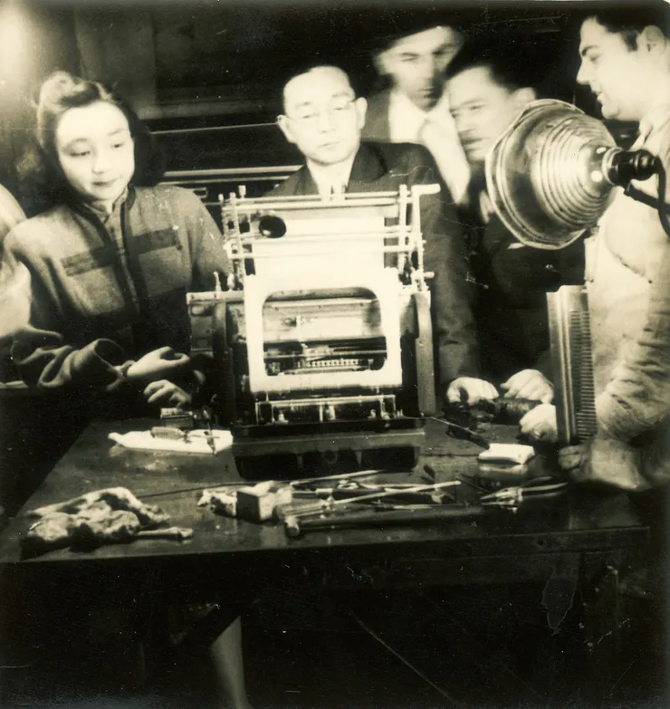 約1948年,林語堂與林太乙在紐約工廠研究打字機的機械問題