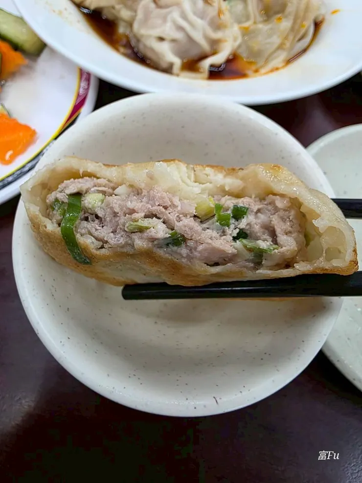 豬肉餡餅。每次來都會象徵性點一個,小心爆汁,想吃可以點。