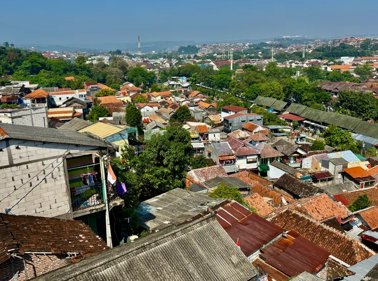 從山頂看台往下望,映入眼簾的是一排排沿坡而建的老屋