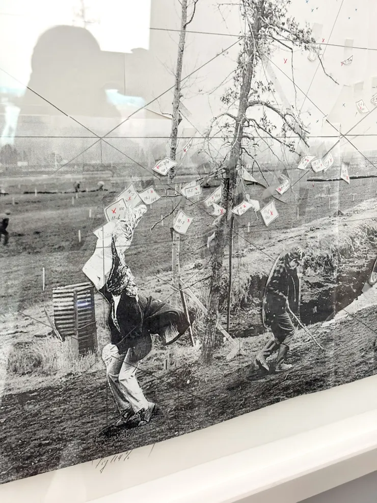 從草稿中可以發現,照片中的所有物件都是傑夫.沃爾提前在構圖時就安排好的