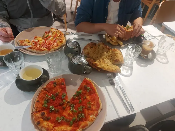 劍橋車站外的中餐...還是啃匹薩