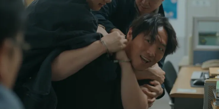 在警察局抓狂的崔嚴浩。(圖: friDay影音 第2集 47:51)