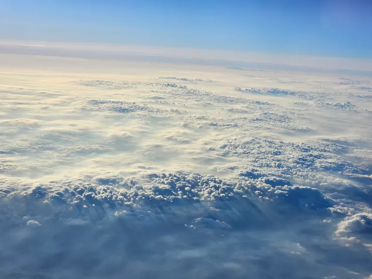 從高空中看，明瞭了什麼叫做「雲海」