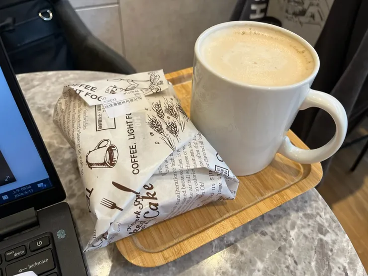 迷迭香雞腿三明治跟鮮奶茶。