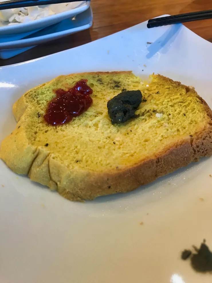 嘉娜民宿自製南瓜吐司佐部落樹番茄和李子果醬