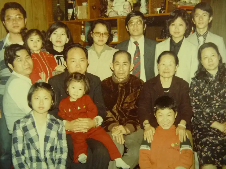 我是後面那個紅衣小女孩