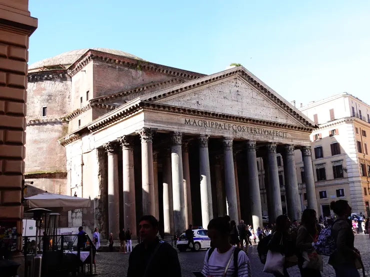 萬神殿外觀--它,是古羅馬神廟,屹立世間兩千年依然完好,是有如神蹟一般的珍貴存在。