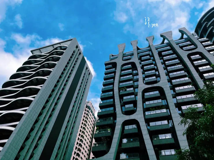 遠觀兩側建築，其實也做的各具風格