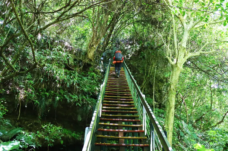 迅速整裝後由國家公園警察隊前的得卡倫步道新登山口上山