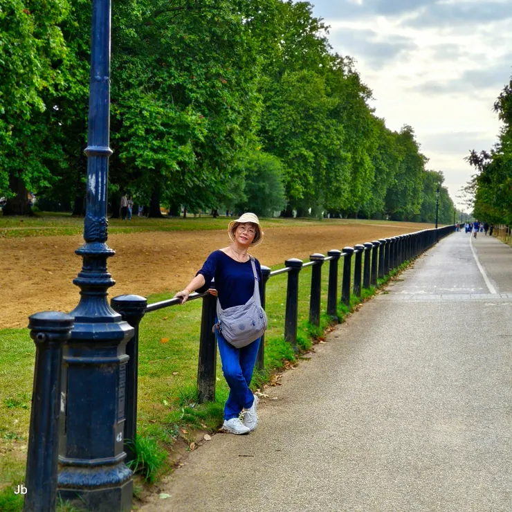 【海德公園可以跑馬划船與散步！步道又長又直，左側那條應可跑馬，但没碰到，只在剛才過馬路時，看到一坨馬糞。】