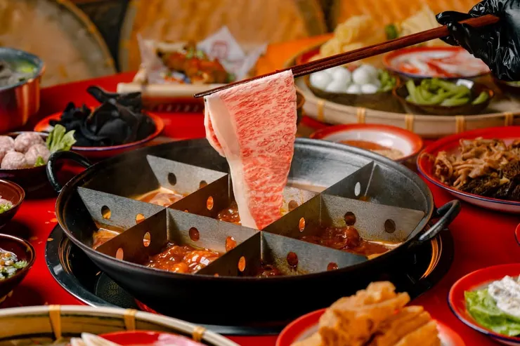 圖說:「黃小妹地攤火鍋」推出會員限定入會禮,$988即享日本和牛12盤與啤酒暢飲,成為中秋聚餐熱門選擇。(圖/黃小妹地攤火鍋)