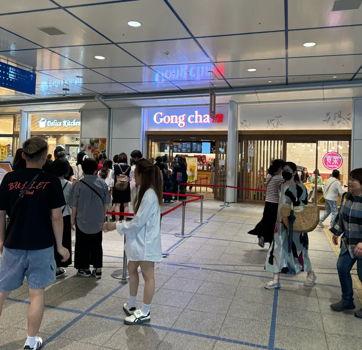 貢茶店門前長長的人龍