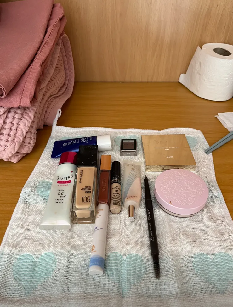 連放在櫃子的化妝品下面都要鋪墊子喔😍