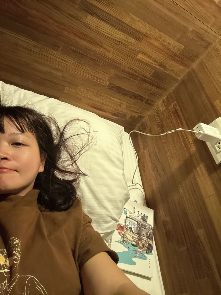 在新村芳書院裡，每人睡在上下舖的獨立小空間。