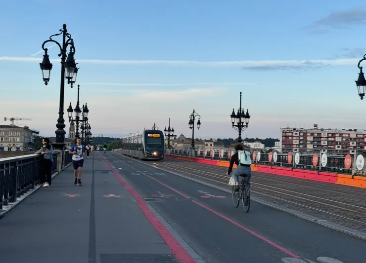 走在橋上一點也不寂寞,有人、有車,還有好看的風景