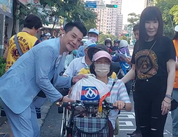 (右一)菁麗菁獅子會李菁菁會長(左一)二分區主席鐘朝建