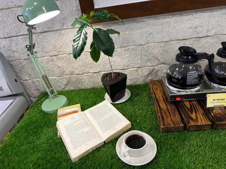 人家喝的是咖啡；我喝的是氣氛；第一次遇到用心佈置咖啡台的飯店