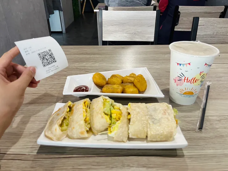 點了鮮蔬蛋餅、雞塊、鮮奶茶，就要價 160 元啦！