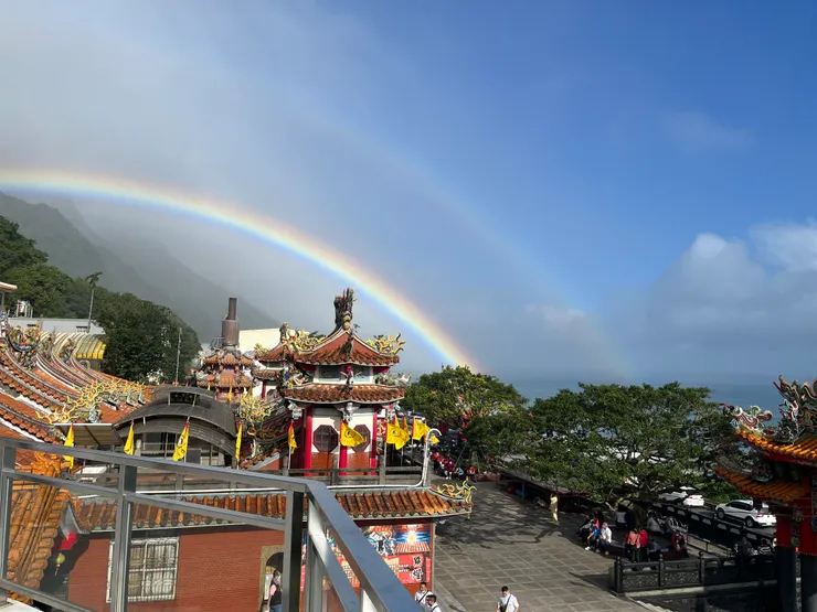 走過下雨的草嶺古道，彩虹出現了