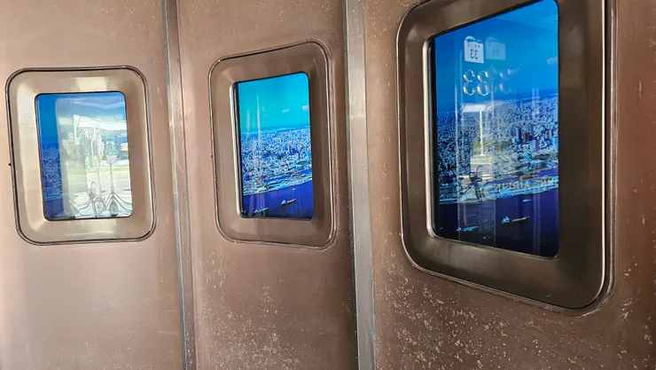 飯店門口可愛的飛機窗!