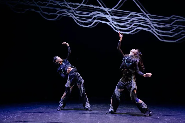 舞者穿著「共感背心」穿戴裝置。圖片來源：桃園市政府藝文設施管理中心官網。