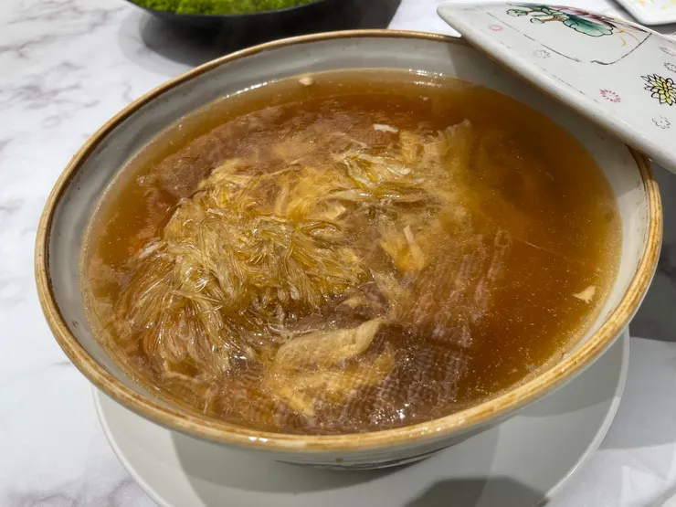 上海總會的名菜「火瞳翅」。這是一席的份量,12人,每人可分兩碗。另有半席預訂的。(作者的姑丈拍攝)