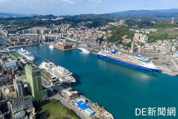 基隆港3艘郵輪同時靠泊，碼頭遊客依序入境。照片/港務分公司提供。