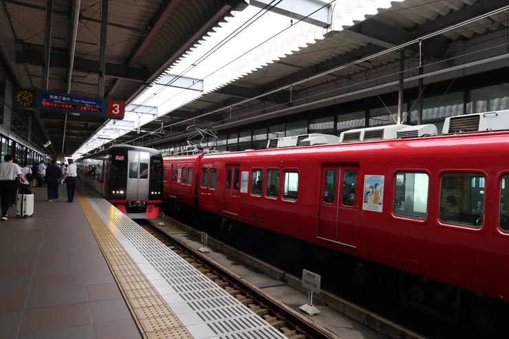 名鐵，名古屋機場沒有JR，個人認為，是不用買特急券的（自由席位置很多）