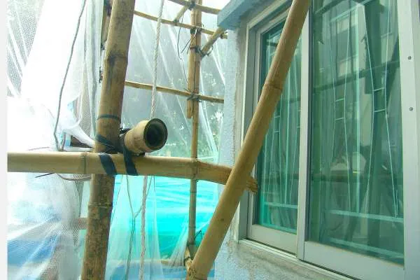 搭建完成的棚架-大廈鋁窗