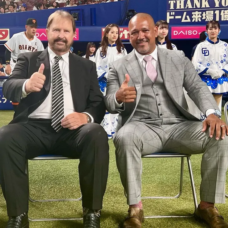 拉米瑞茲(右)與前阪神洋砲Randy Bass(左)在今年雙雙入選野球殿堂。圖片來源:拉米瑞茲IG(@ramichan3)