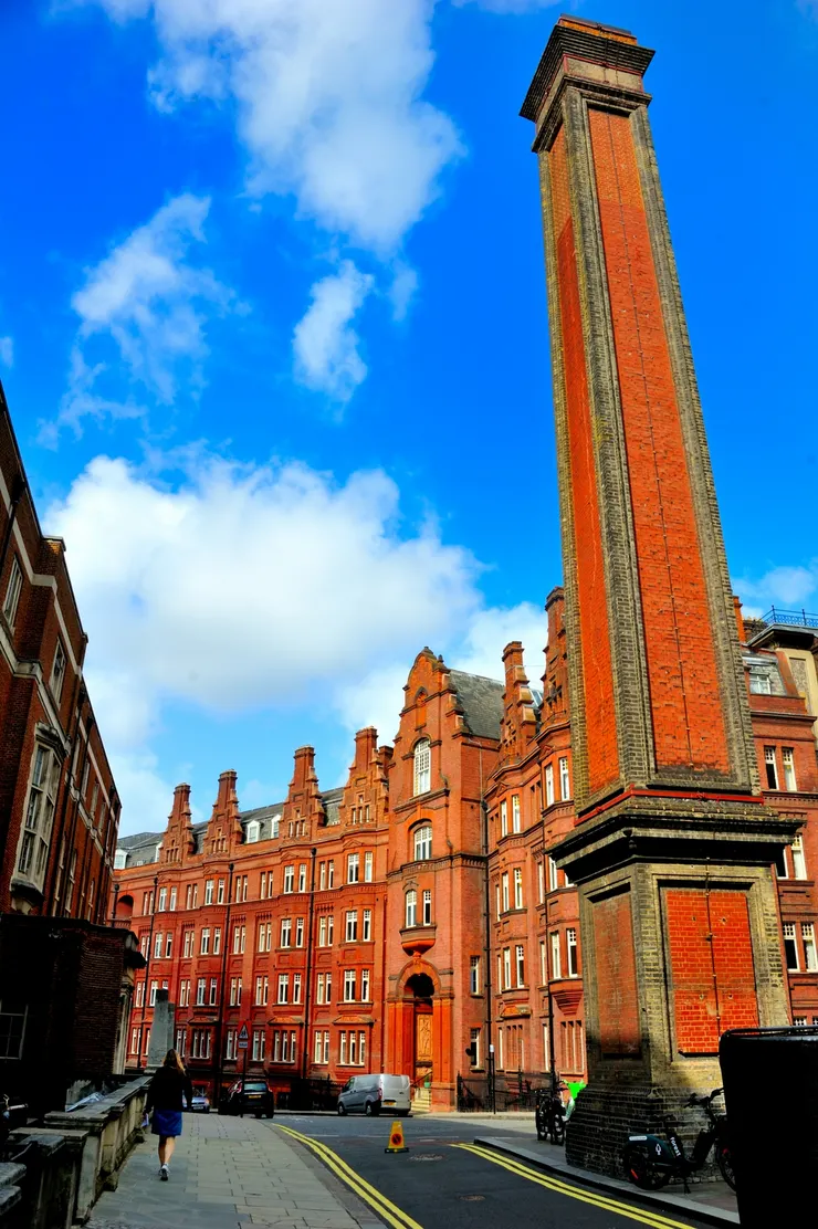 【紅磚陶土都鐸式煙囪舉目可見！Kensington Gore街景，這支紅磚煙囪由亞伯特音樂廳的建築師Major-General Scott RE設計，原屬皇家園藝學會，該學會於1889年拆除後保留下來，用於音樂廳供暖鍋爐的排氣通道，目前仍正常維護中。】