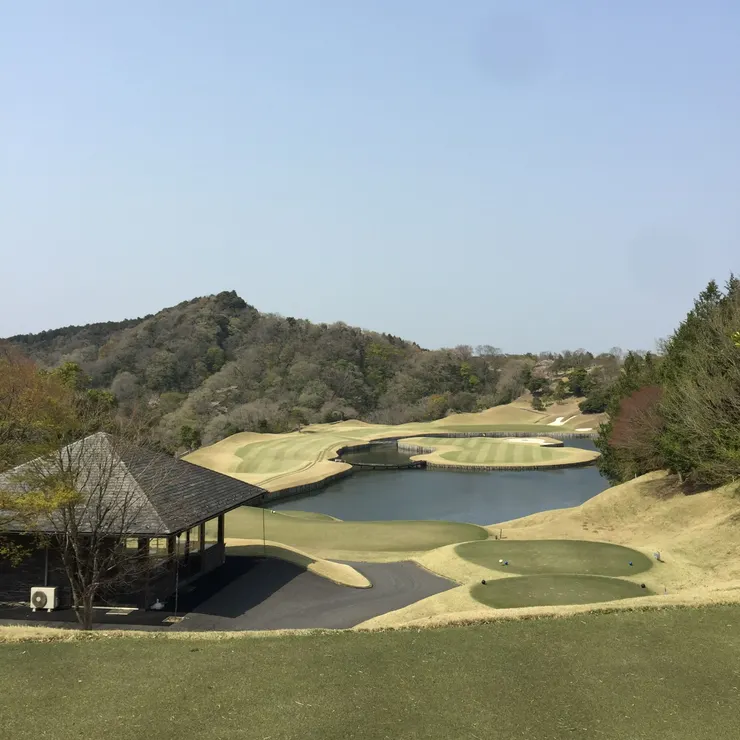 樹林、丘陵、水池、沙坑，這…也太難打了啦！