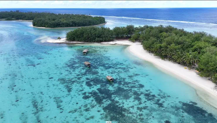 拉羅東加島南部的Muri海灘一隅: 點擊有超美空拍影片喔!