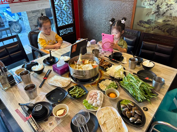 大吃徠旅不遠處的美食📍汕頭泉成沙茶火鍋(高雄美麗島中山總店)（媽媽要煮食，孩子們請乖乖3C十分鐘）